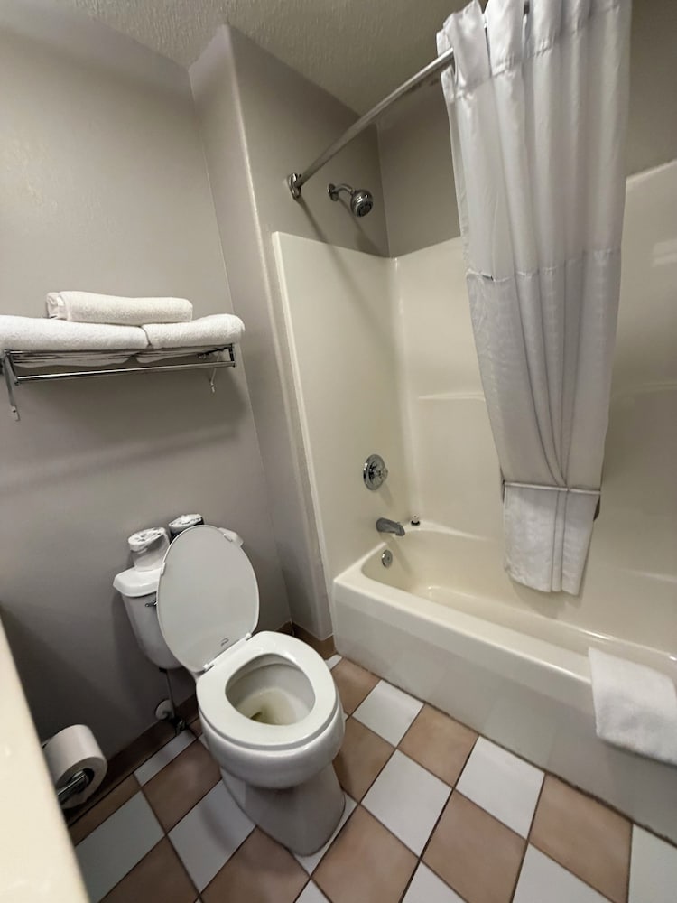 Relax Inn & Suites