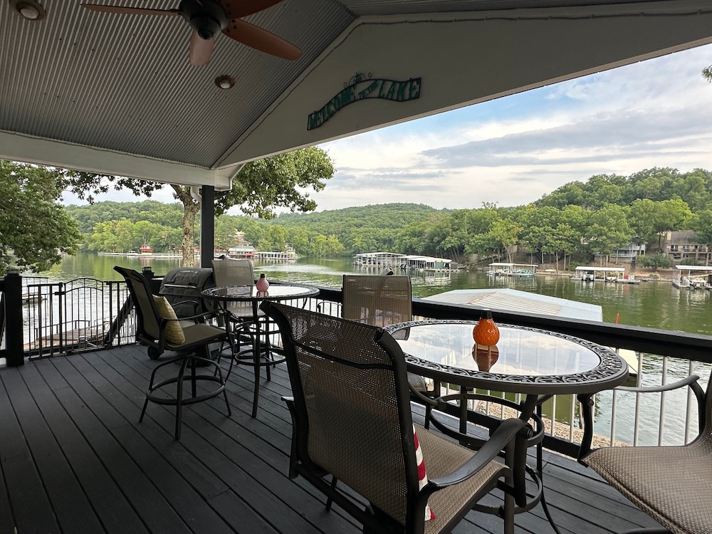 Spectacular Sunsets, Live Music & Nearby Restos