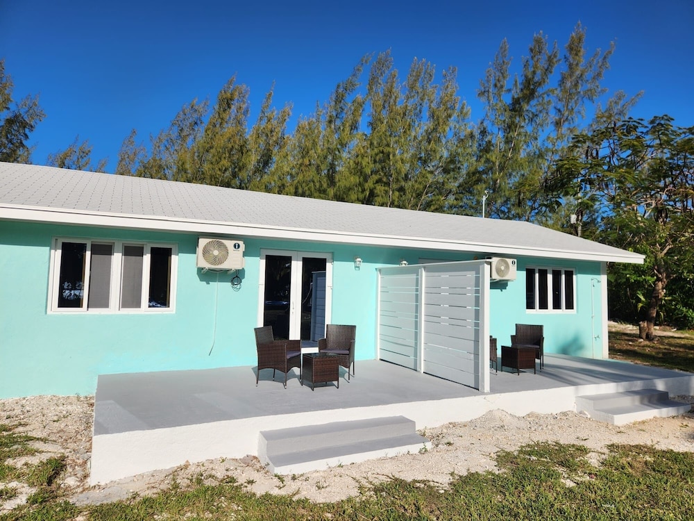 By The Bay - Brand New Apartment, Steps To The Sea, Walk To Town 1 Bedroom Apts