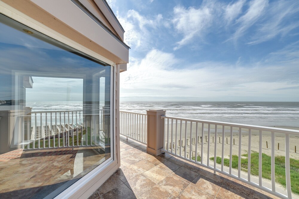 Oceanfront Galveston Beach House: Steps to Sand!
