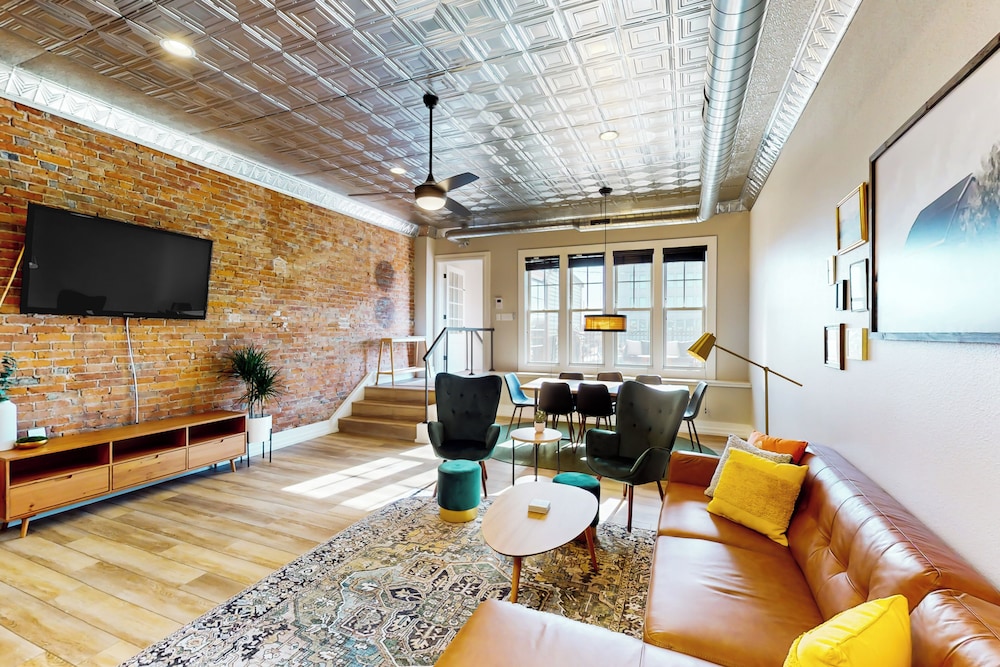 2BR Updated Dtwn Condo: Streaming, Patio, W & D