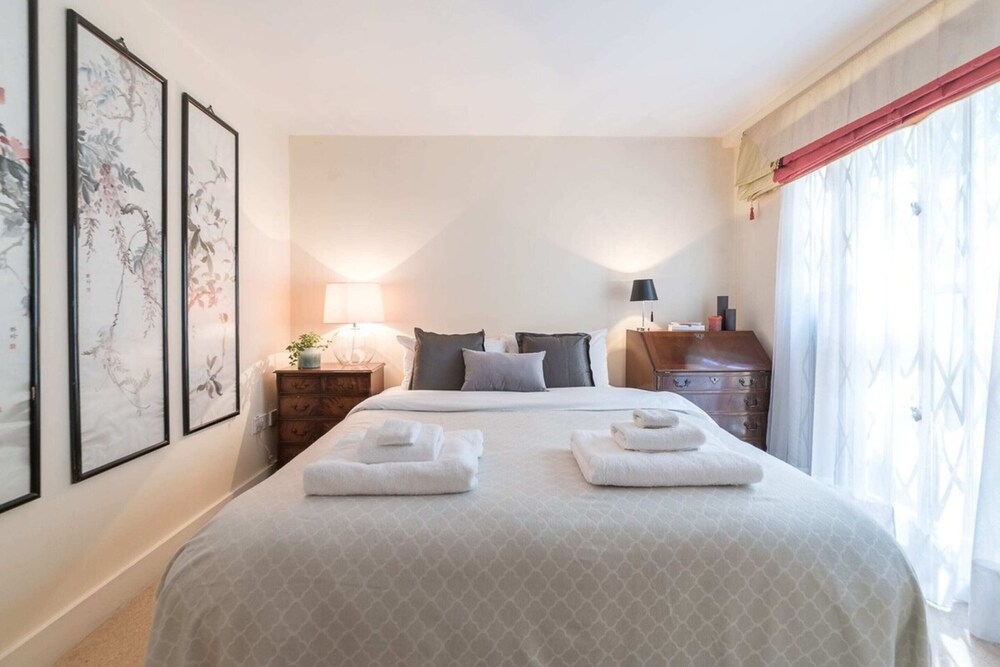Elegant 3 Bedroom Home Located in South Kensington