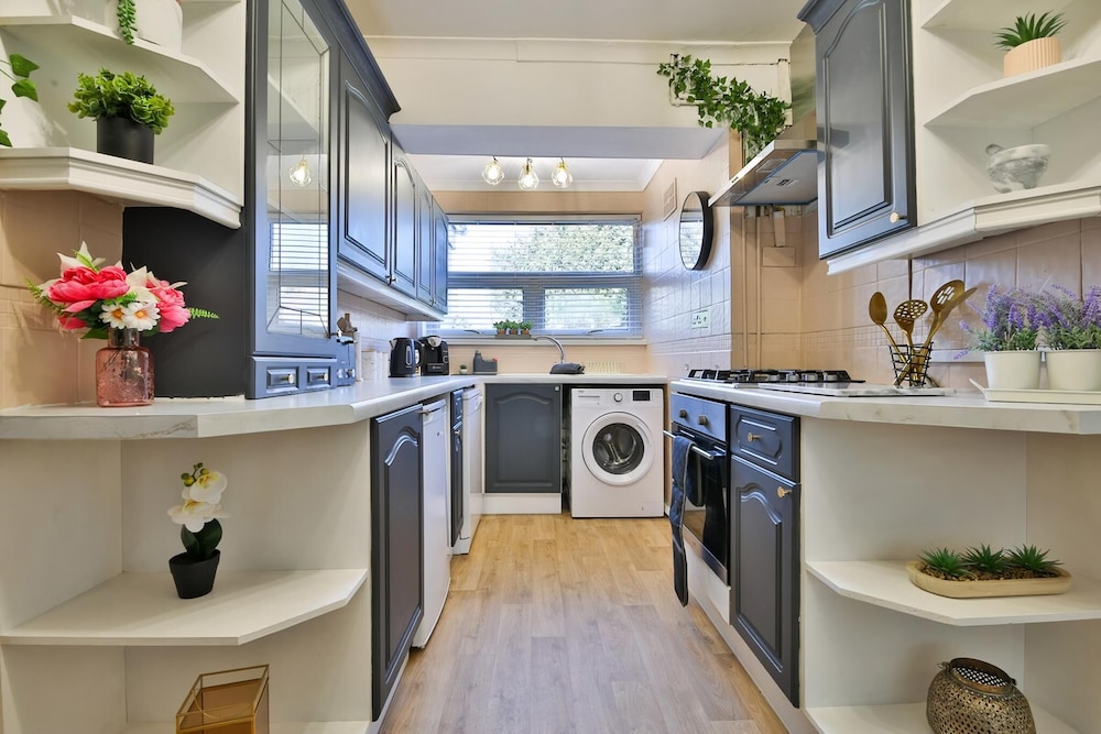 Spacious 3 Bed Home With Pool Table