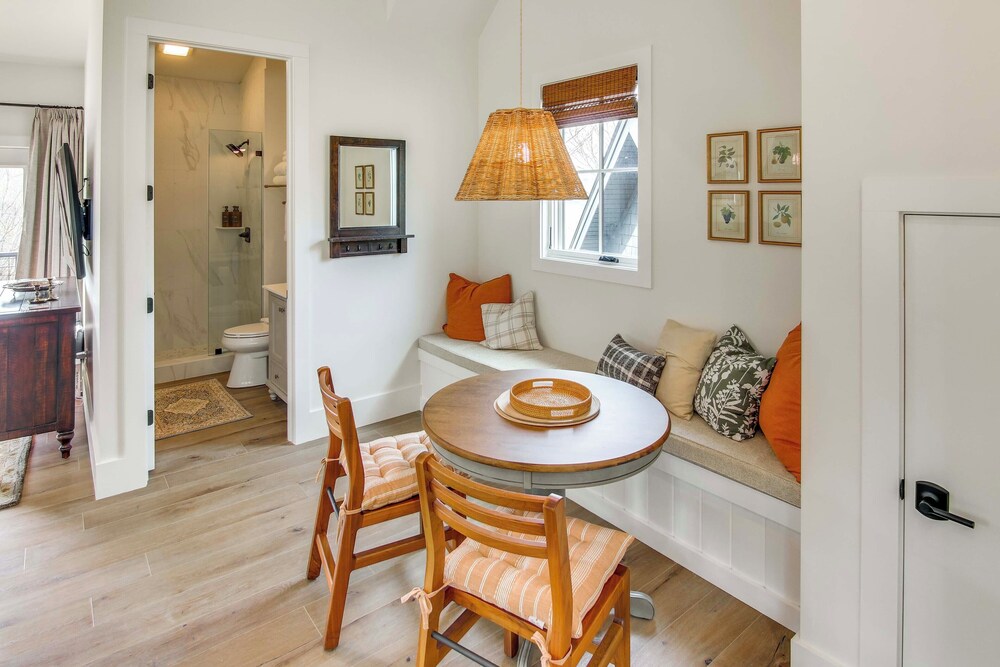 Modern Mountain-view Gem w/ Deck in Glenville