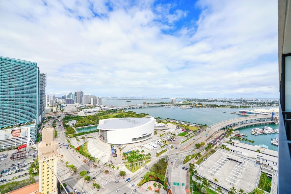 Deluxe Apt Bayside Views Await