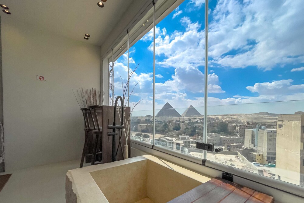 Xuru Stays I The Pyramids Horizon Studio w/ Bathtub