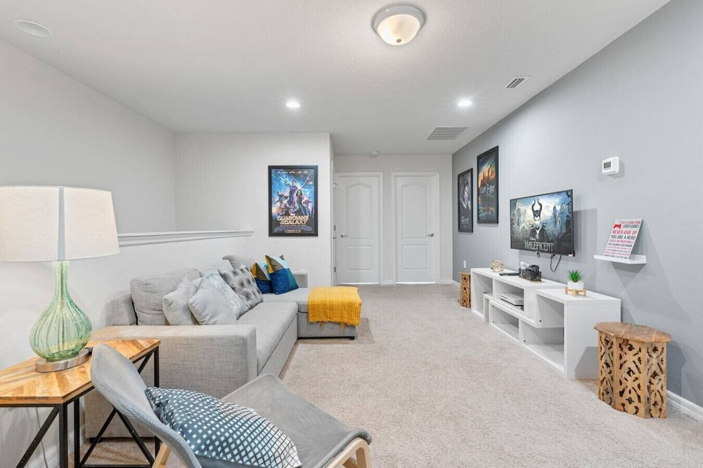 Spacious 5BR Villa w Private Pool Near Disney