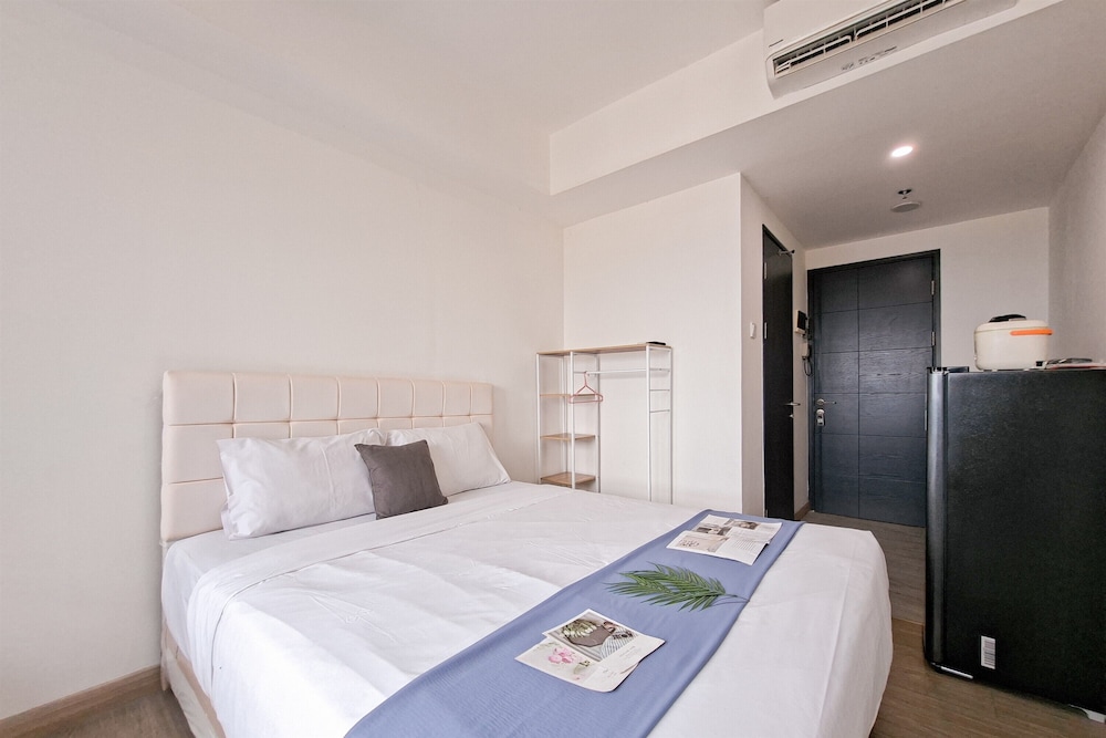 Minimalist And Homey Studio At Apartment Collins Boulevard