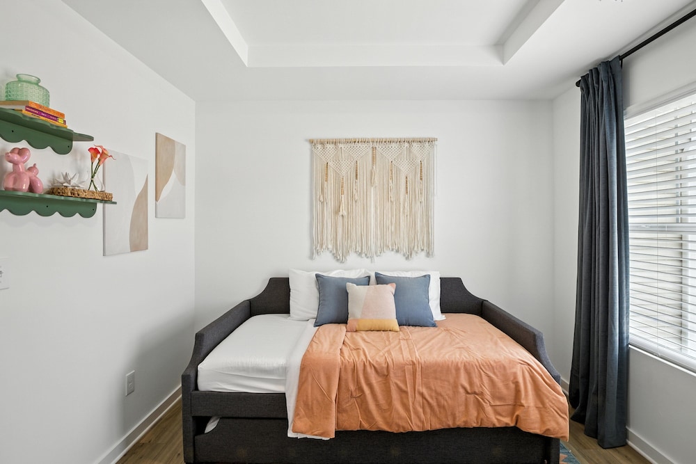 New modern Townhouse, 3BR, 2.5B, near Mid City