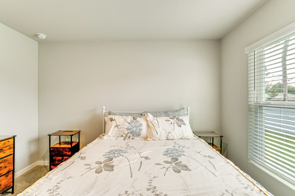 3 Mi to Port Charlotte Beach Park: Home w/ Patio!