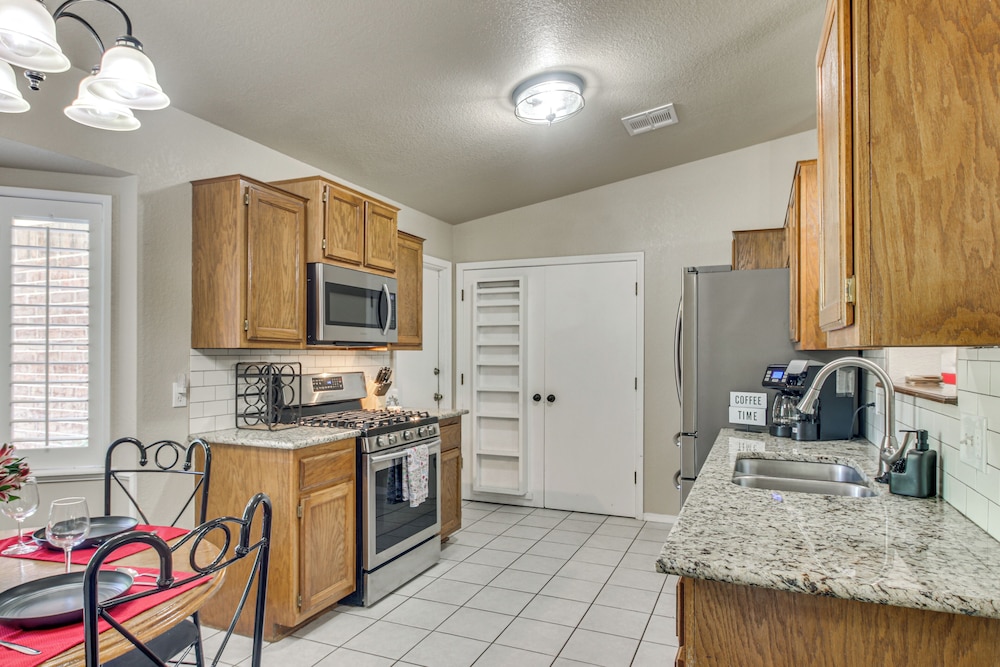 2 Mi to OU: Family-friendly Retreat w/ Patio!