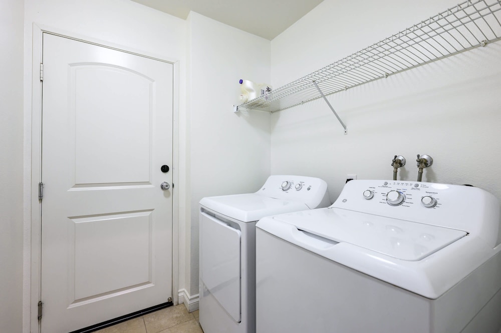 Private Entry Cozy Suite w Patio Bath Kitchenette