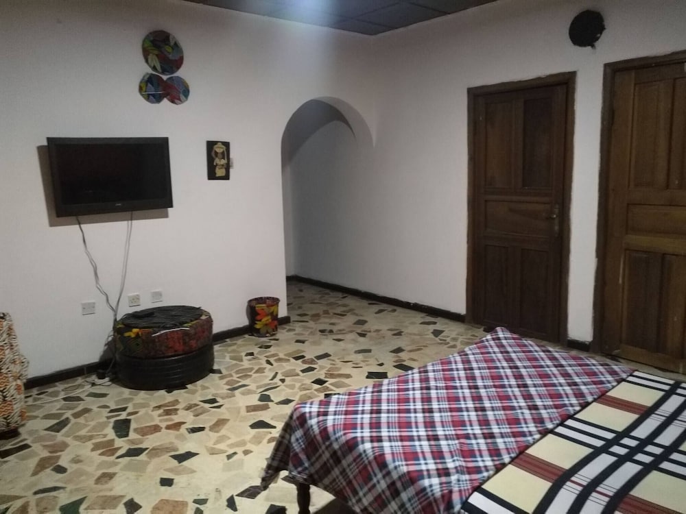 Room in House - Unrivaled Comfort at Val's Residence With King-sized bed view 3