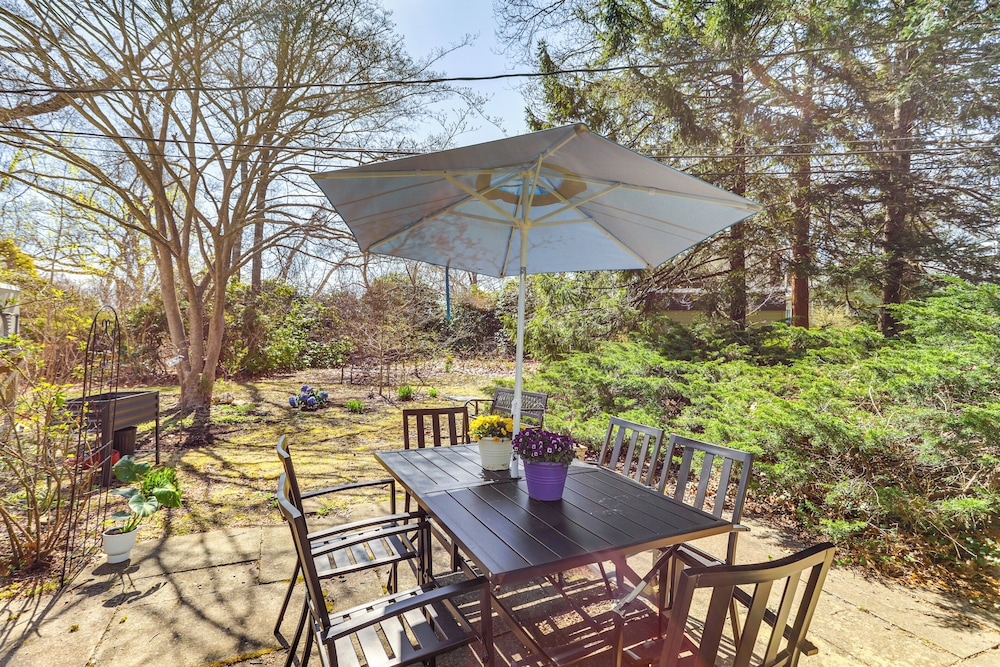 3 Mi to Cape Cod Bay: Marshfield Home w/ Balcony!