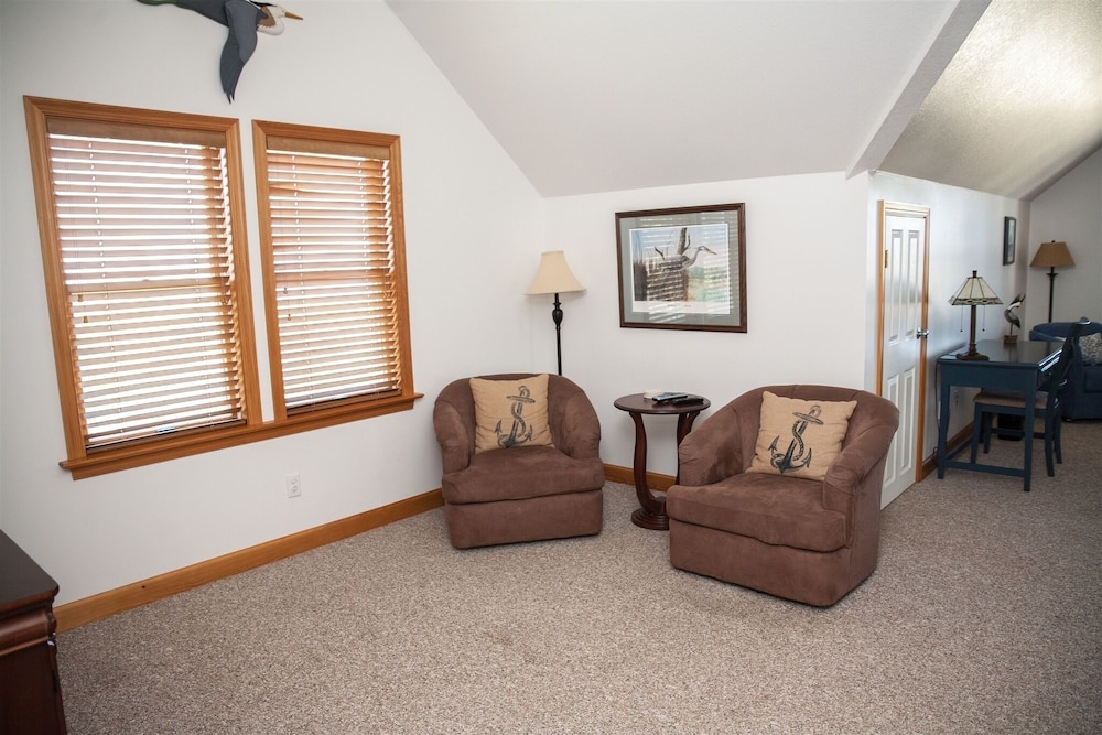 Spartina 3 Bedroom Cottage by RedAwning