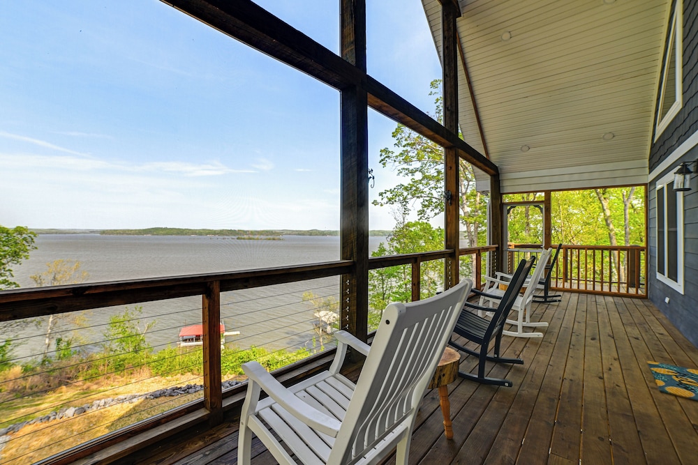 Game Room & Screened Porch: Kentucky Lake Retreat!