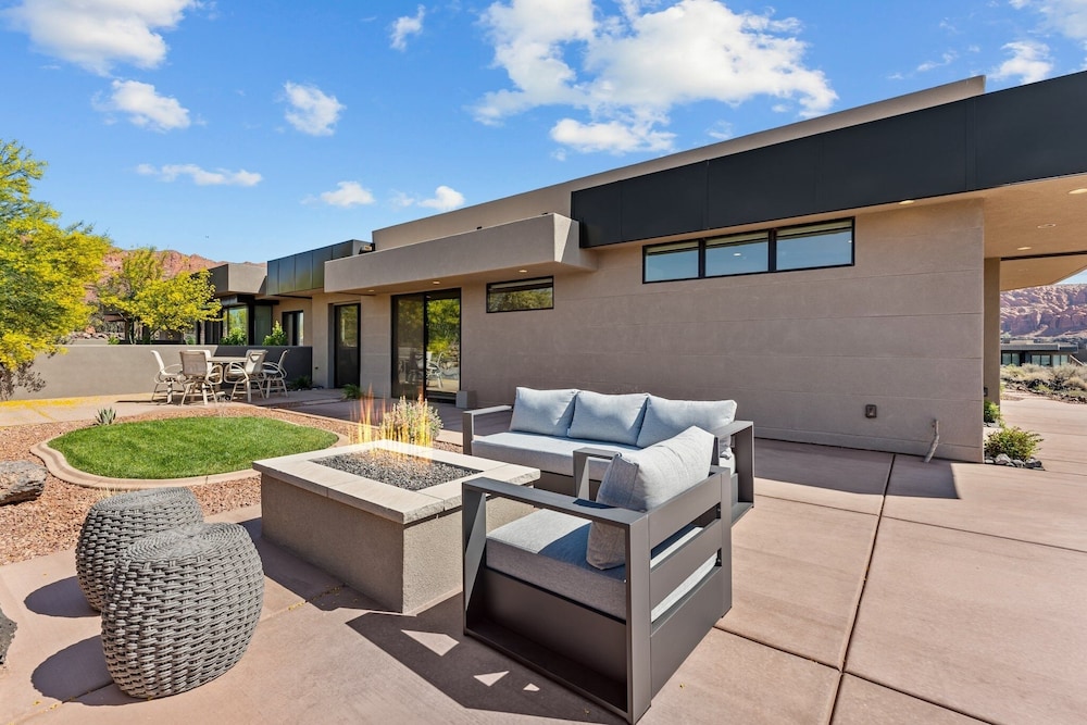 Black Desert Retreat 4 Bedroom Home