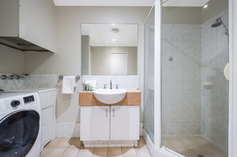 Central East Perth Flat With Pool & Gym Access