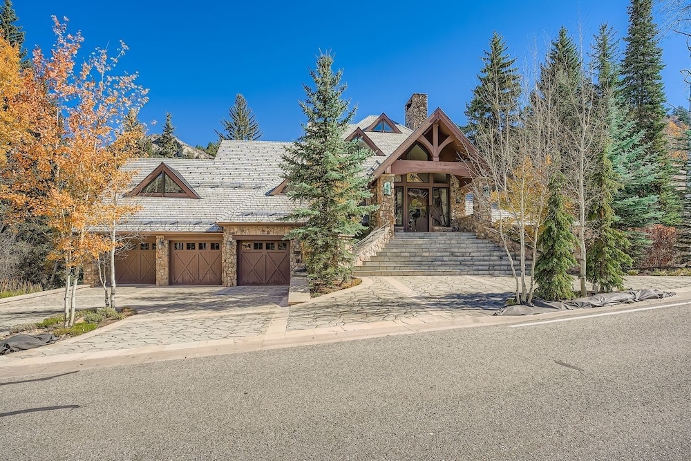 Fairway Drive Retreat 6 Bedroom Home