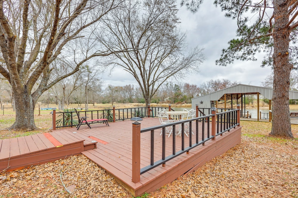 Dock, Decks & Views: Lakefront Cottage