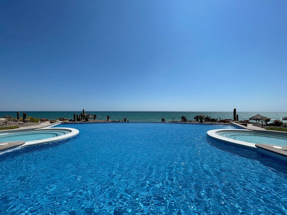 Hidden Gem Condo With Pools Private Beach