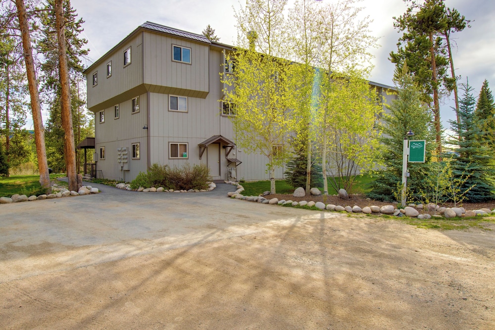 Pool & 3 Hot Tubs: Winter Park Condo on Bus Line