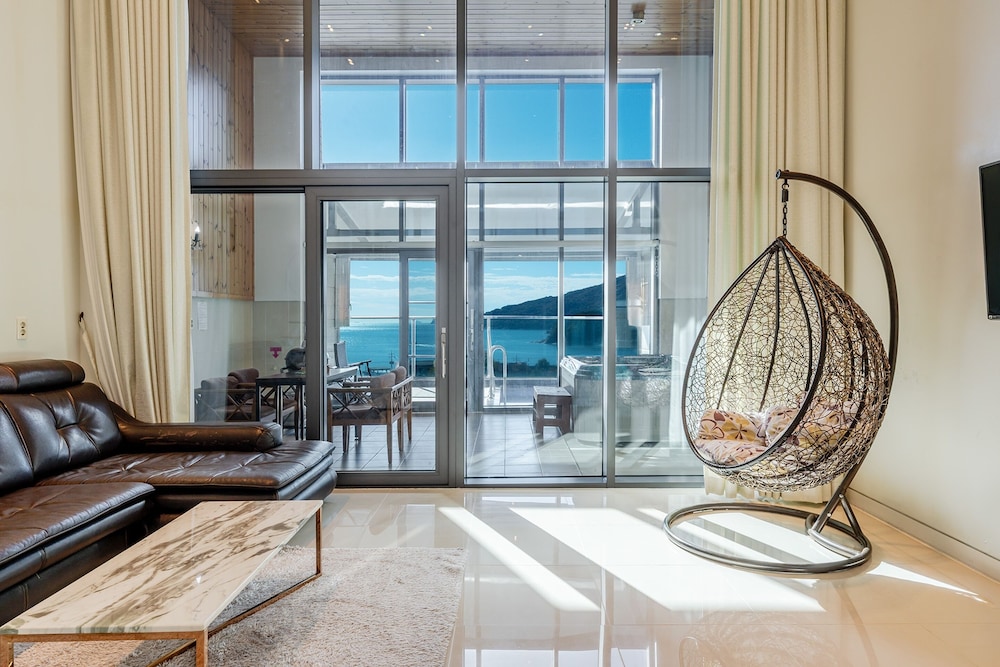 Geoje Pension Kan Pool Villa