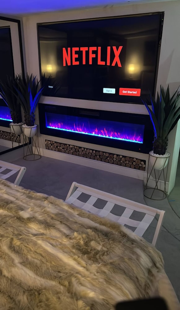 Stylish 1BR Getaway, Jacuzzi, Fireplace, Gym and AC