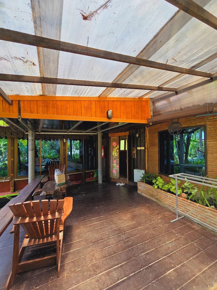 Kaengkrachan Boathouse Paradise Resort