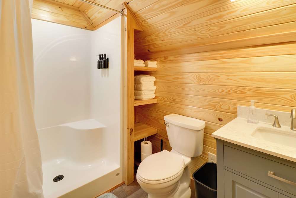 Cabin w/ Lake Access Near Talladega Nat'l Forest