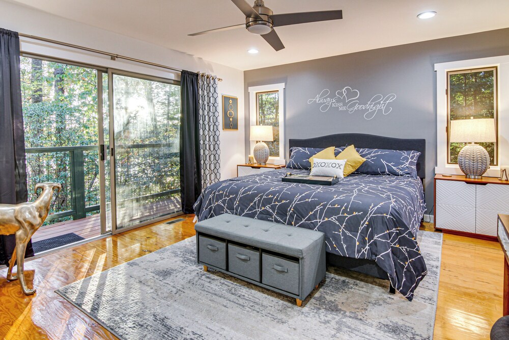 Festive Lakefront Escape: Blue Ridge Holiday Home