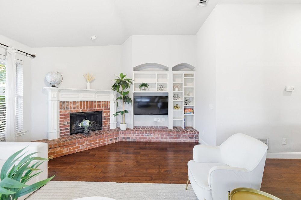 Lux Cozy 5B2B Home for Families