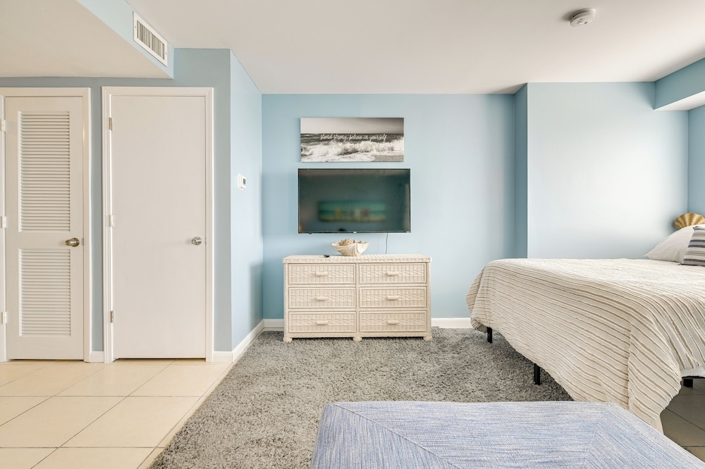 Oceanfront Resort Condo w/ Balcony in Myrtle Beach