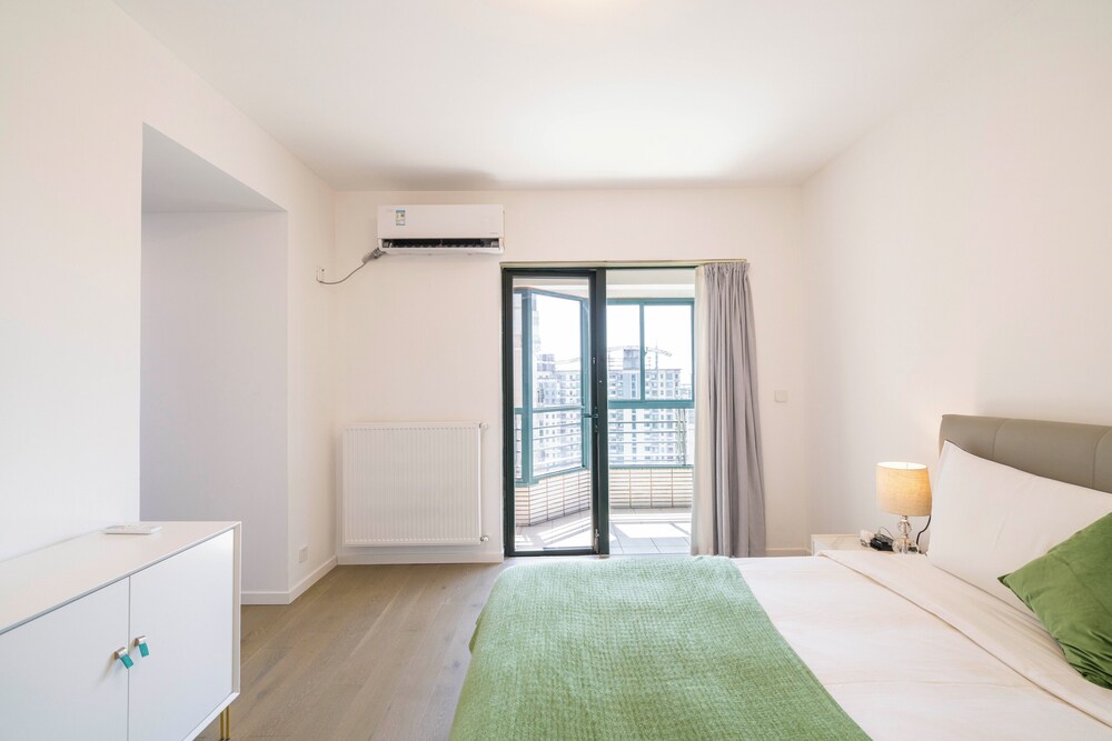 Tyms Elegant 4BR 2BA Apt in Xujiahui