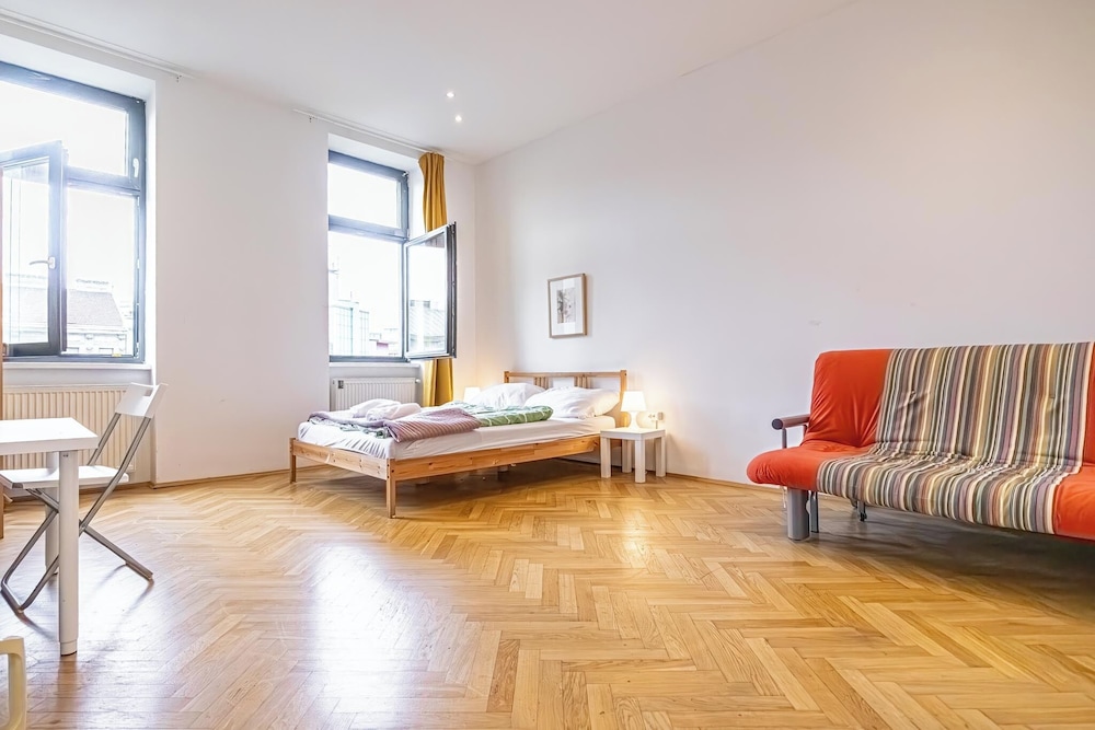 Cozy 4BR Apt Garden Close to Danube