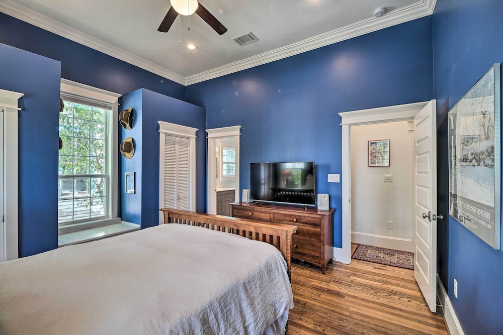 Historic Houston Bungalow ~ 2 Mi to Downtown! view 5