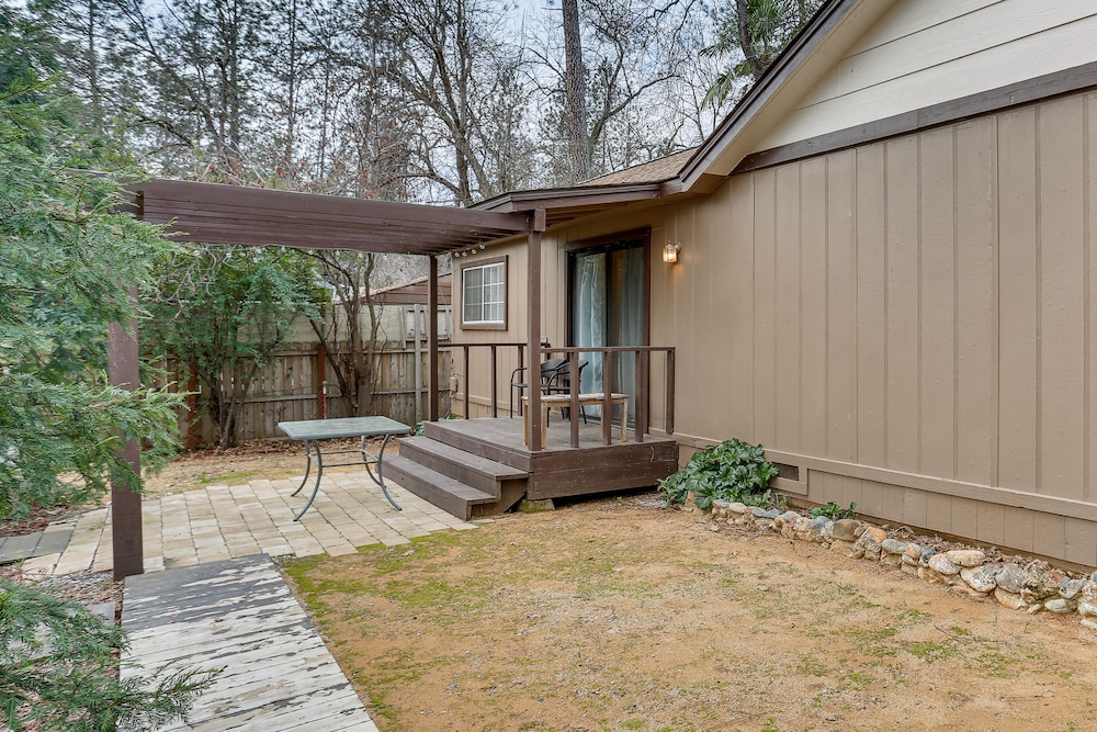 Charming Lakehead Cabin: Walk to Shasta Lake!