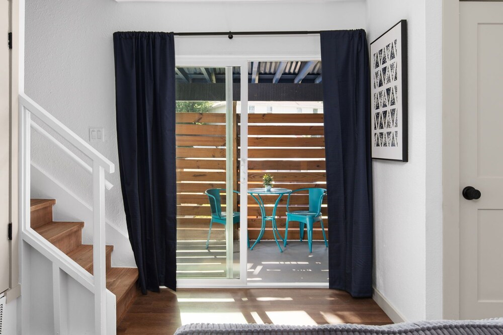 Cozy-Chic 2BR Patio Ideal for Groups