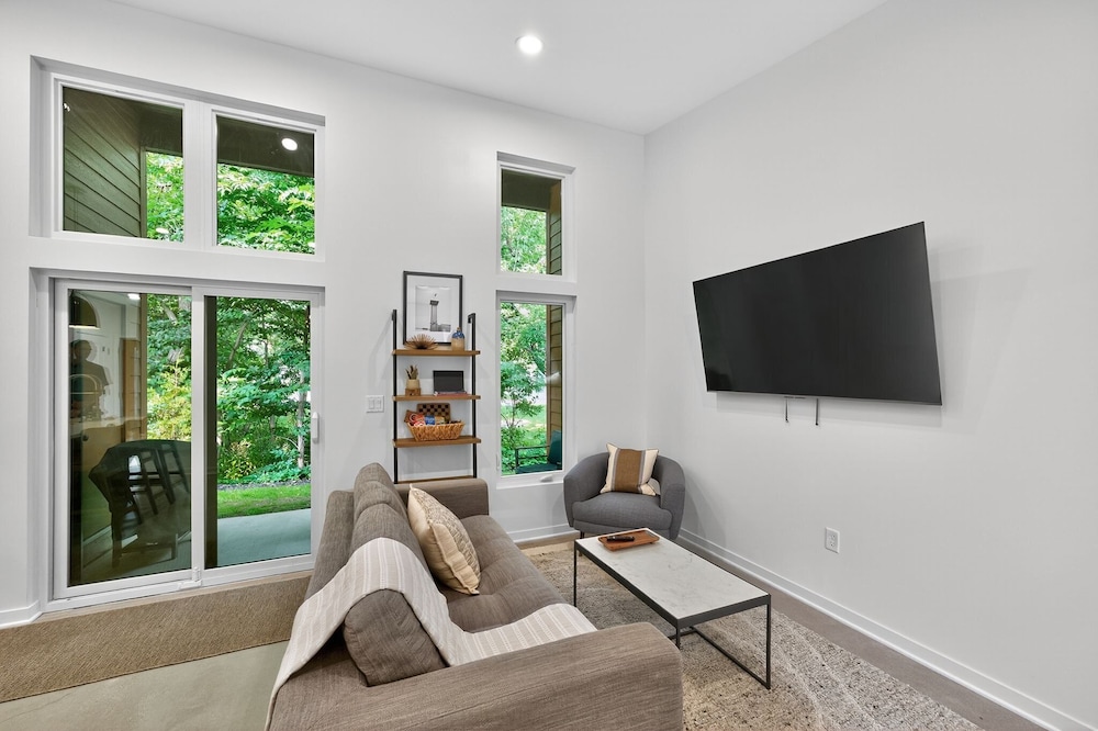 500 House - Unit A 1 Bedroom Townhouse