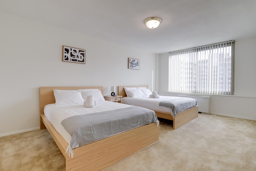 Stylish Comfort Condo in Crystal City