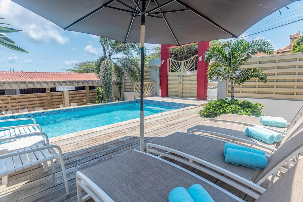 Relaxing Central Bright Shared Pool Garden