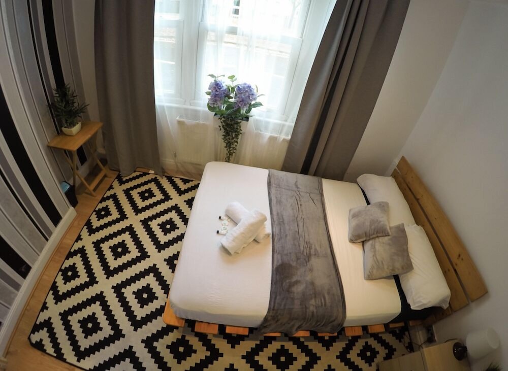 Hollybush Row Rooms view 5