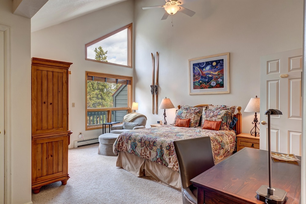 Pine Creek Lodge 3 Bedroom Townhouse by RedAwning
