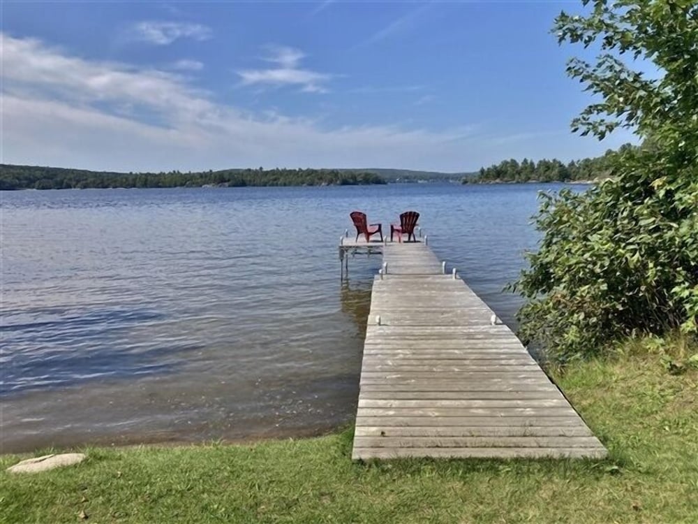 433 Kamaniskeg Lake 3 Bedroom Cottage