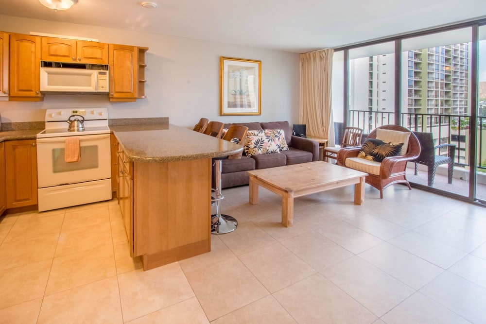 Waikiki Banyan - Pool View Tower 1 Suite 911 view 5