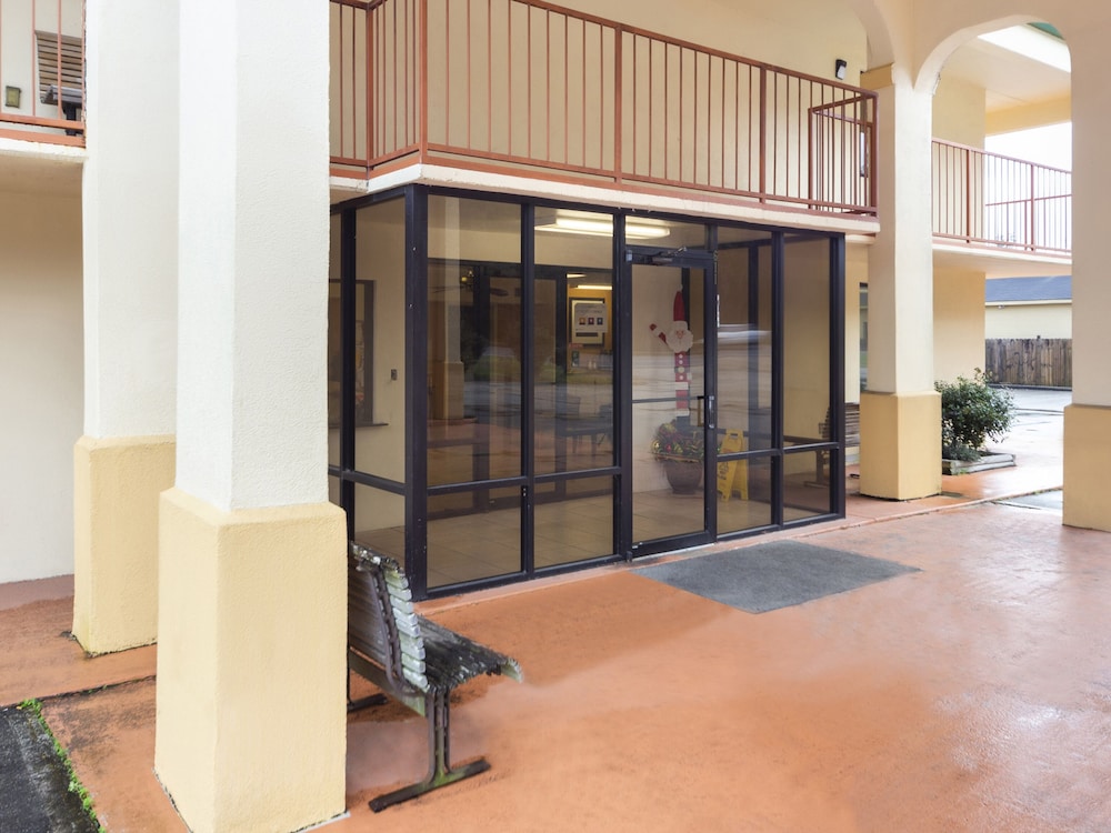 Days Inn & Suites by Wyndham Brewton