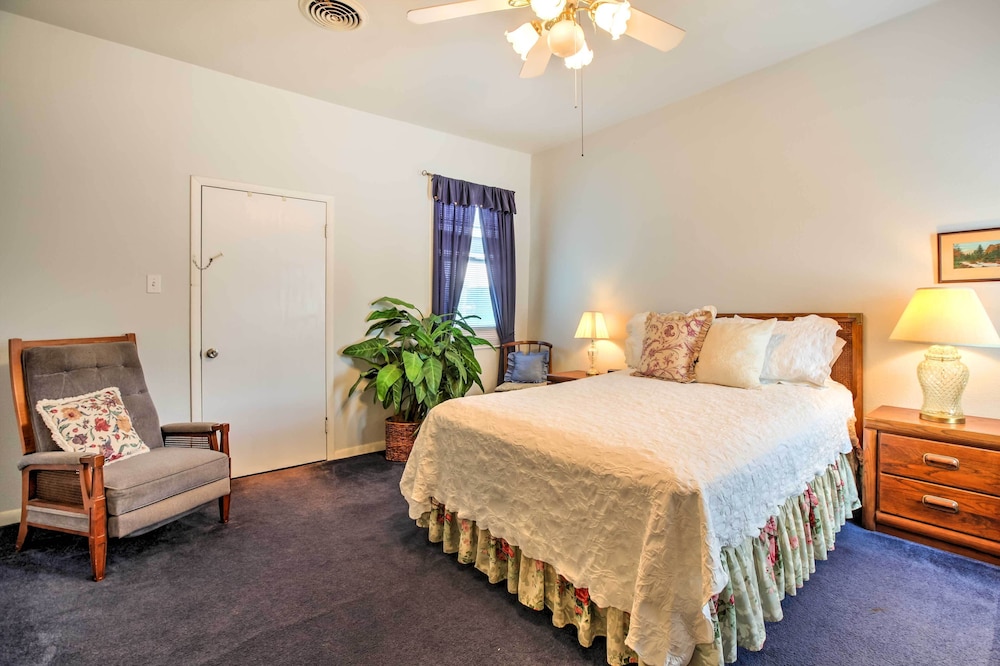 Historic Galveston Apartment - 1 Mi to The Strand!