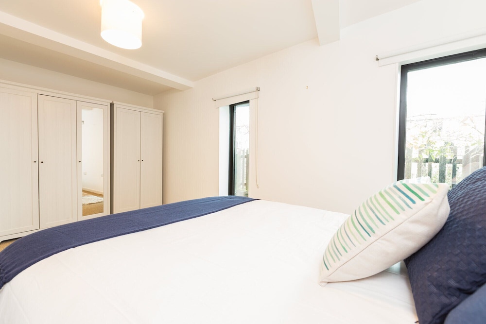 The Cliffside Chalet - Warm & Modern 3bdr Riverside Home view 3