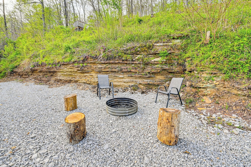 Secluded on 10 Acres: Livingston Getaway w/ Sauna!