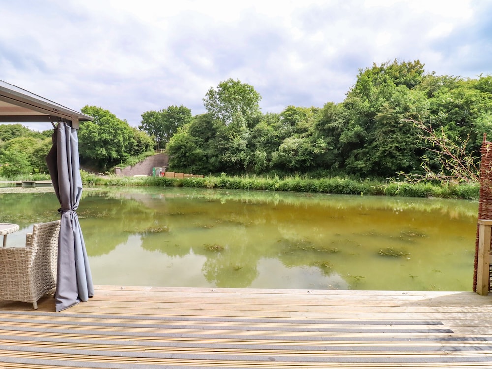 Oak Lodge At Bridge Lake Farm & Fishery